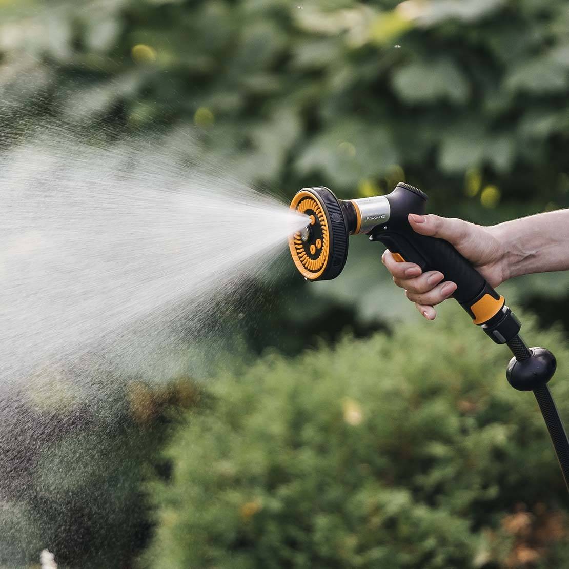 Daugiafunkcis „FiberComp™“ laistymo pistoletas, su valdymu priekyje