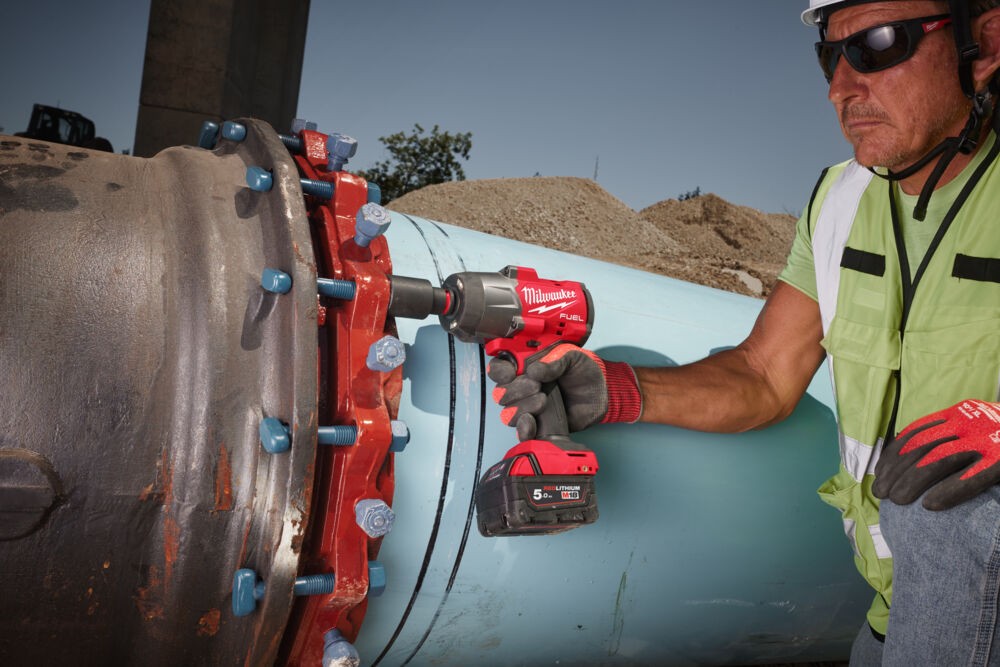 Akumuliatorinis veržliasukis M18 FHIWF2F12MC-502X su prožektorium ir liemene