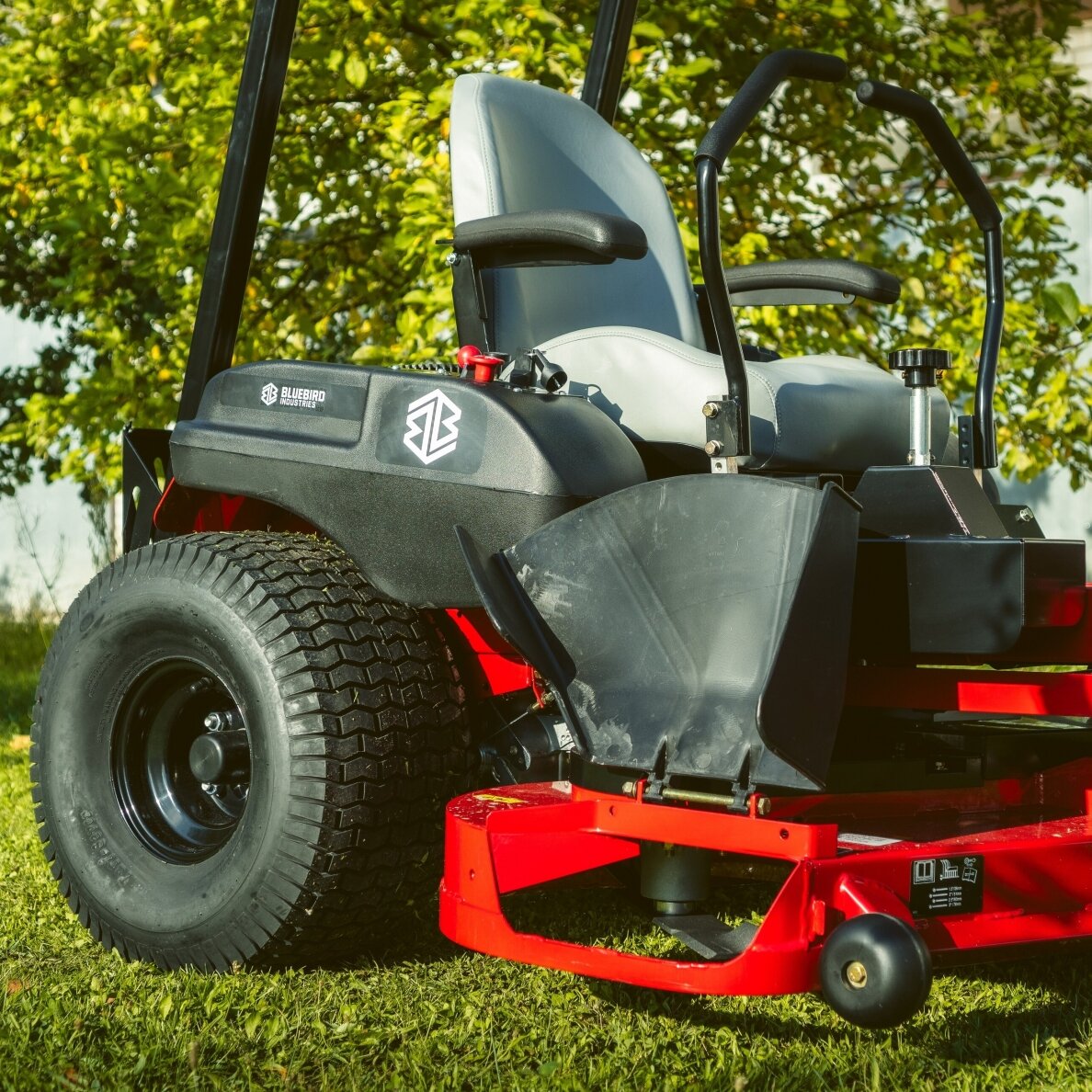Nulinio apsisukimo traktoriukas Blue Bird ZTR 46 L PRO Nulinio apsisukimo traktoriukas Blue Bird ZTR 46 L PRO